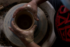 <p>Perajin menyelesaikan pembuatan produk keramik rumahan  berbahan tanah liat di Jurang Mangu, Kota Tangerang Selatan, Banten, Senin, 18 Januari 2021. Foto: Ismail Pohan/TrenAsia</p>
