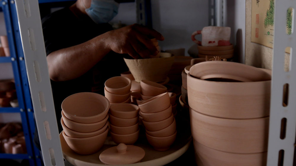 <p>Perajin menyelesaikan pembuatan produk keramik rumahan  berbahan tanah liat di Jurang Mangu, Kota Tangerang Selatan, Banten, Senin, 18 Januari 2021. Foto: Ismail Pohan/TrenAsia</p>
