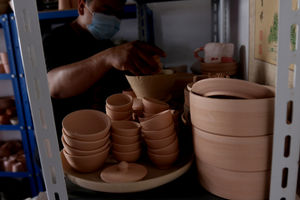 <p>Perajin menyelesaikan pembuatan produk keramik rumahan  berbahan tanah liat di Jurang Mangu, Kota Tangerang Selatan, Banten, Senin, 18 Januari 2021. Foto: Ismail Pohan/TrenAsia</p>
