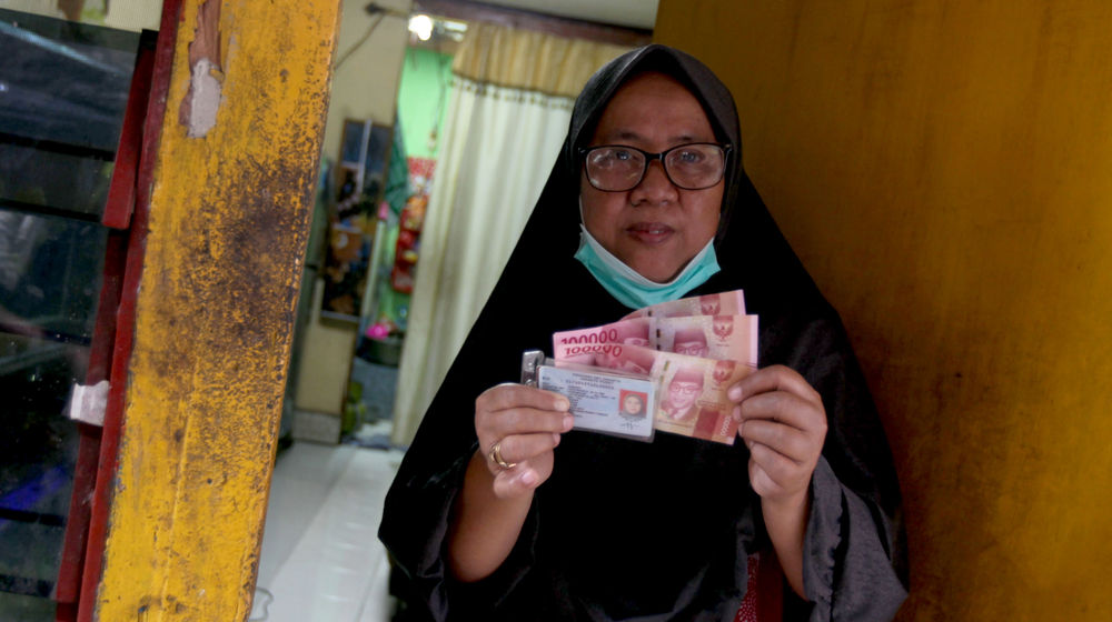 <p>Warga RW 05 penerima Bantuan Sosial Tunai (BST) menunjukkan uang yang diterimanya di kawasan Kelurahan Kenari, Senen, Jakarta, Rabu, 6 Januari 2021. Foto: Ismail Pohan/TrenAsia</p>
