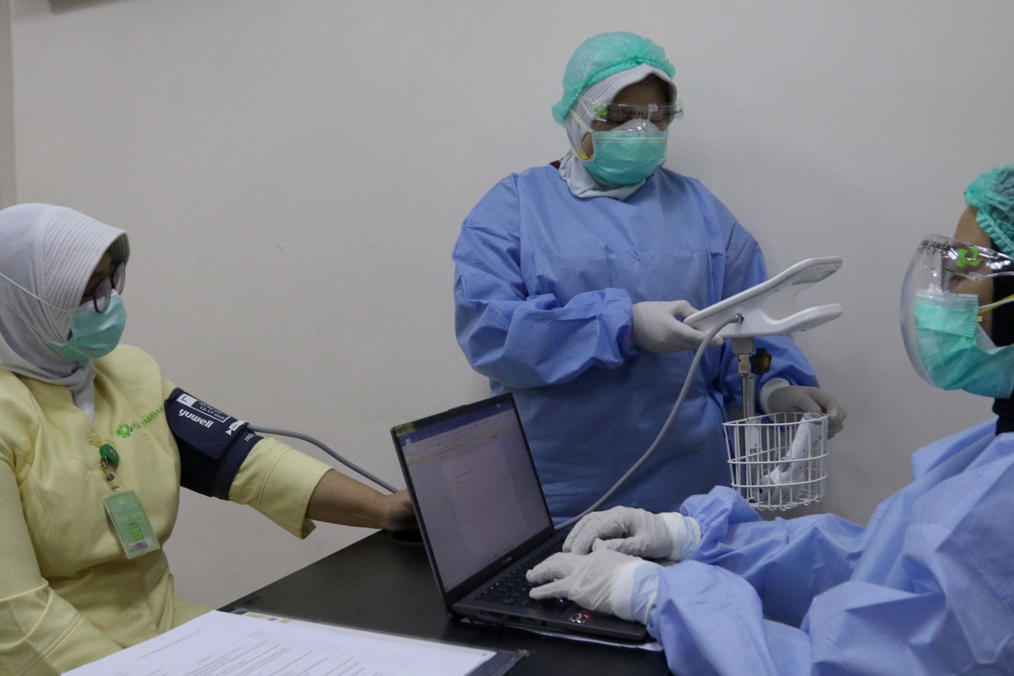 <p>Tenaga kesehatan atau nakes calon penerima vaksin mengikuti tahapan simulasi pemberian vaksin COVID-19 di RSIA Tambak, Jakarta, Rabu, 12 Januari 2021. Foto: Ismail Pohan/TrenAsia</p>
