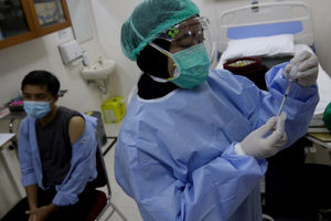 <p>Tenaga kesehatan atau nakes calon penerima vaksin mengikuti simulasi pemberian vaksin COVID-19 di RSIA Tambak, Jakarta, Rabu, 12 Januari 2021. Foto: Ismail Pohan/TrenAsia</p>
