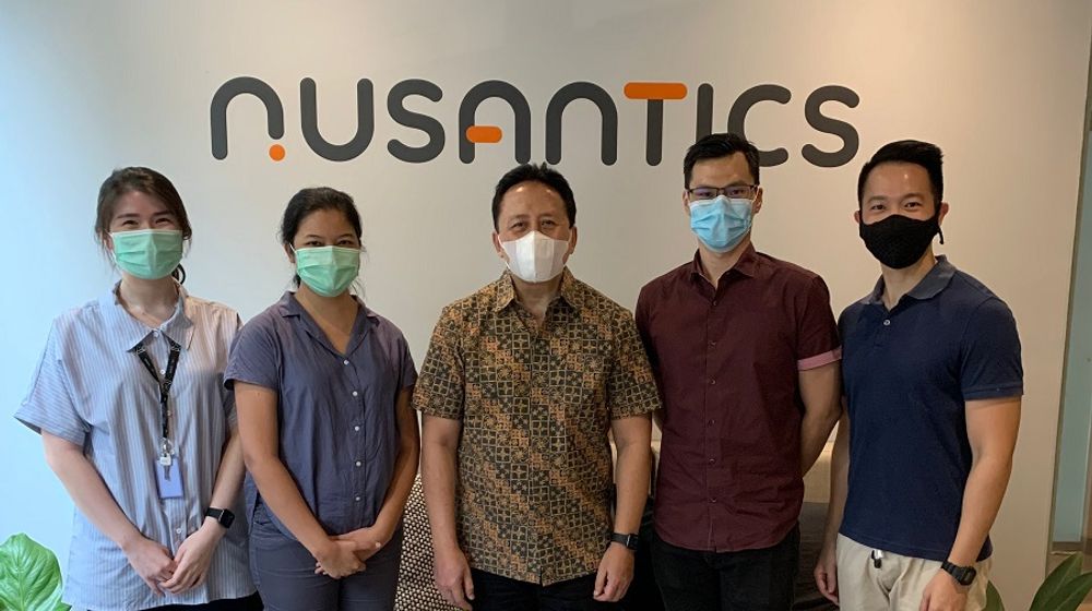 <p>Irene dan Triawan dengan manajemen Nusantics  / Dok. Nusantics</p>
