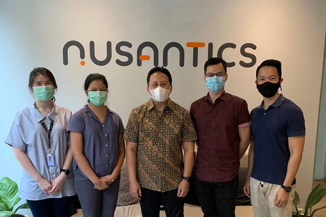 <p>Irene dan Triawan dengan manajemen Nusantics  / Dok. Nusantics</p>
