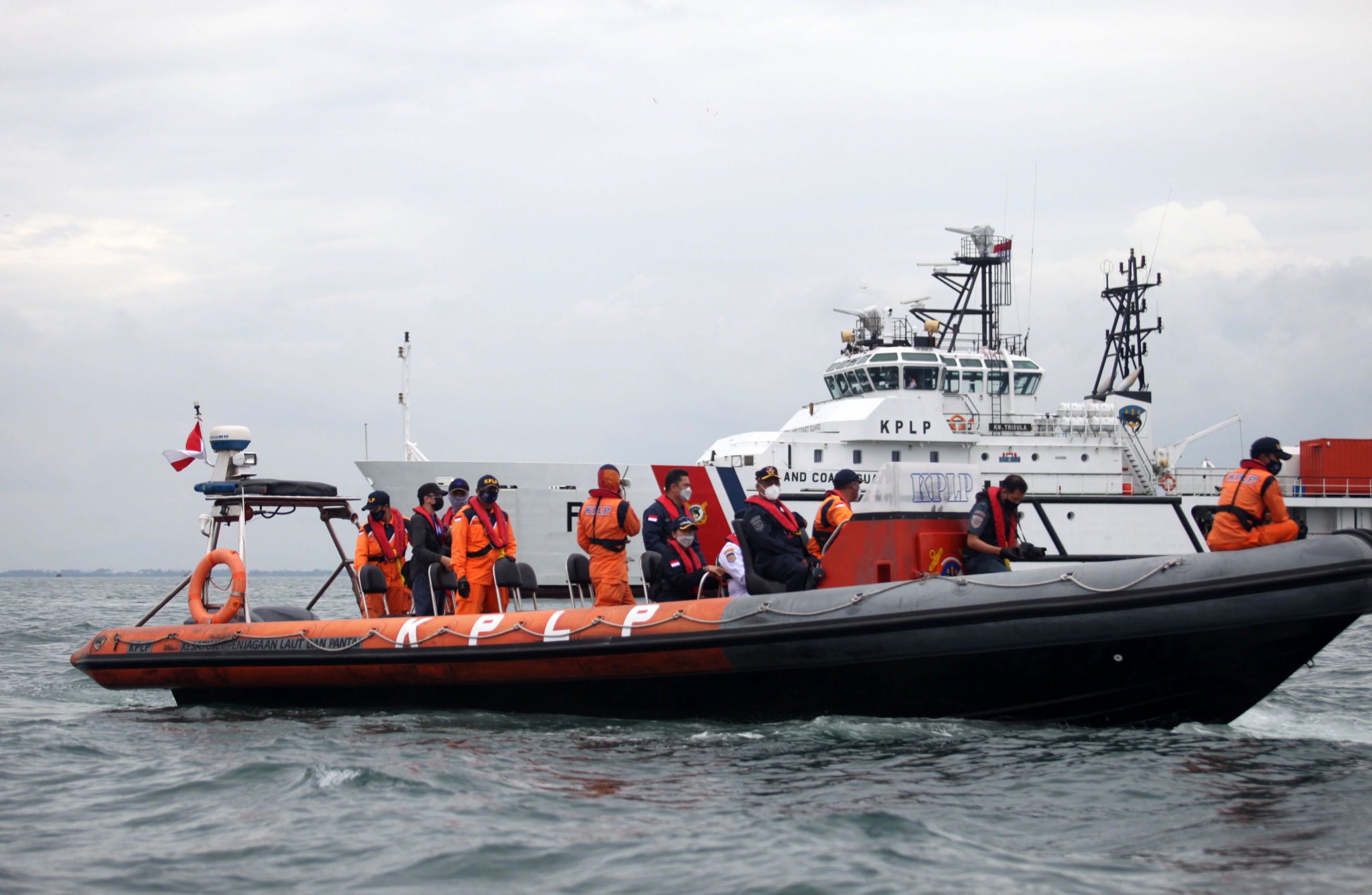 <p>Anak Buah Kapal (ABK) KN Trisula melakukan pencarian dari kecelakaan pesawat Sriwijaya Air SJ-182 di perairan antara Pulau Lancang dan Pulau Laki, Kepulauan Seribu, Jakarta, Minggu, 10 Januari 2021. Foto: Panji Asmoro/TrenAsia</p>
