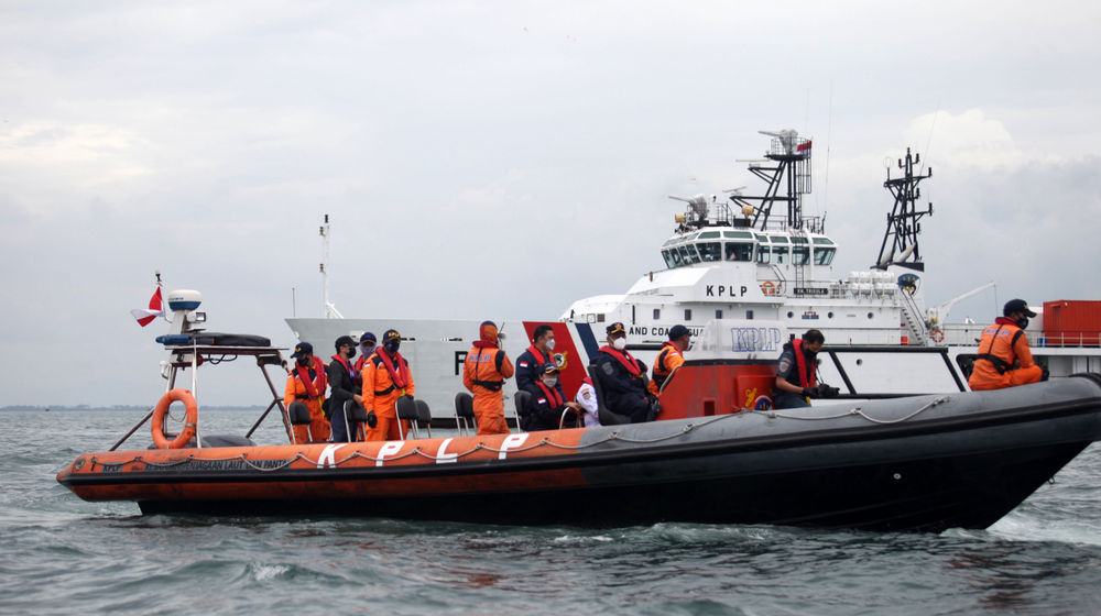 <p>Anak Buah Kapal (ABK) KN Trisula melakukan pencarian dari kecelakaan pesawat Sriwijaya Air SJ-182 di perairan antara Pulau Lancang dan Pulau Laki, Kepulauan Seribu, Jakarta, Minggu, 10 Januari 2021. Foto: Panji Asmoro/TrenAsia</p>
