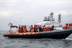 <p>Anak Buah Kapal (ABK) KN Trisula melakukan pencarian dari kecelakaan pesawat Sriwijaya Air SJ-182 di perairan antara Pulau Lancang dan Pulau Laki, Kepulauan Seribu, Jakarta, Minggu, 10 Januari 2021. Foto: Panji Asmoro/TrenAsia</p>
