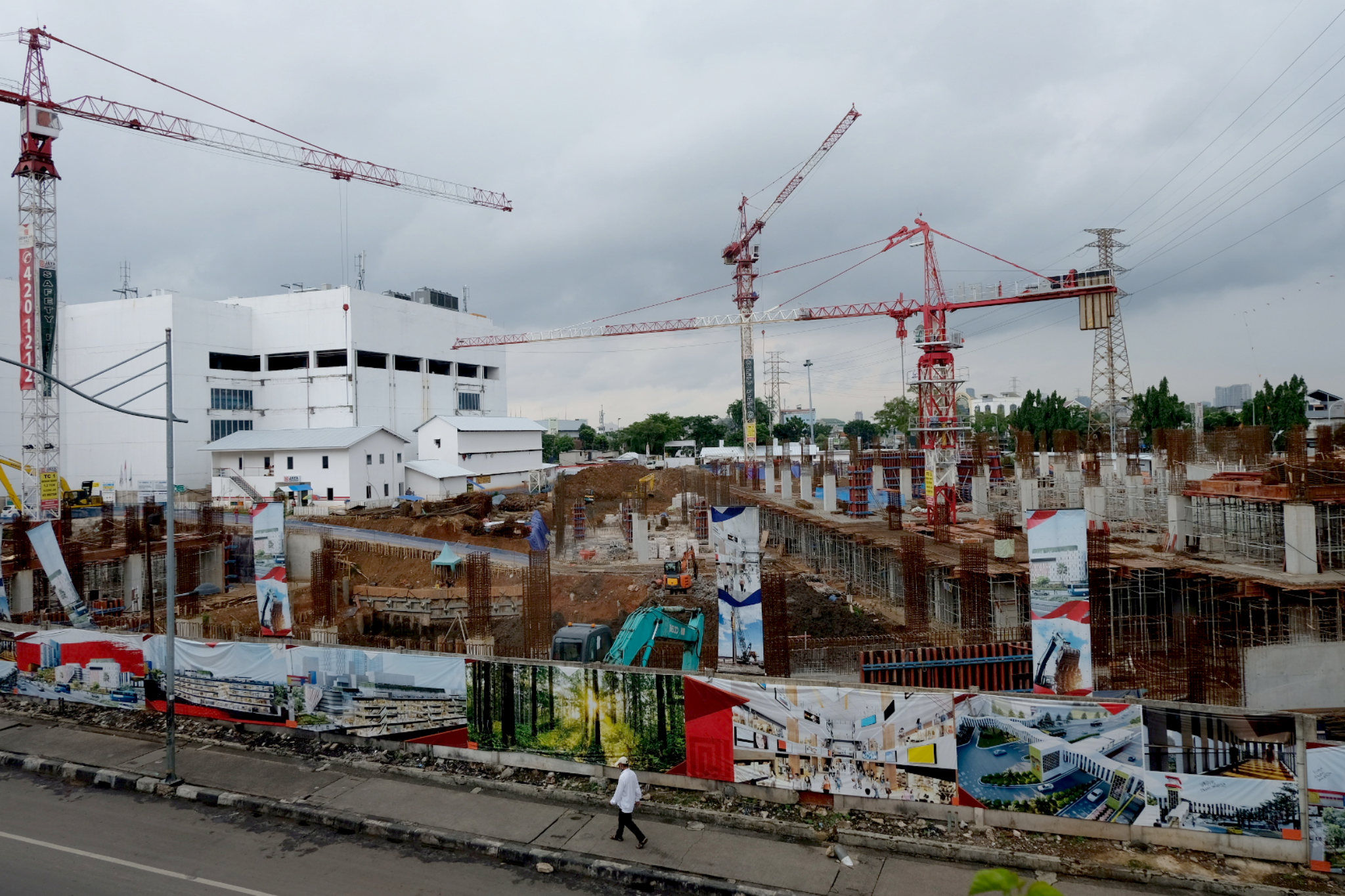 <p>Warga melintas di dekat pembatas proyek pembangunan Pasar Senen Blok I dan II di Jakarta, Selasa, 5 Januari 2020. Foto: Ismail Pohan/TrenAsia</p>
