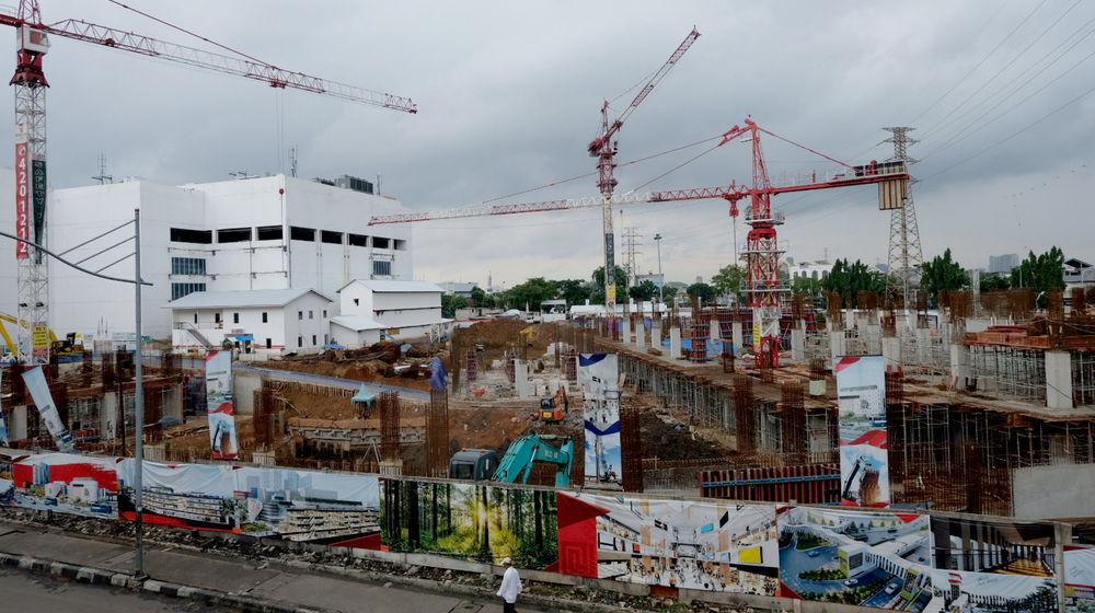 <p>Warga melintas di dekat pembatas proyek pembangunan Pasar Senen Blok I dan II di Jakarta, Selasa, 5 Januari 2020. Foto: Ismail Pohan/TrenAsia</p>