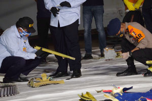 <p>Anggota Komite Nasional Keselamatan Transportasi (KNKT) memeriksa bagian pesawat Sriwijaya Air SJ182 rute Jakarta – Pontianak yang jatuh di perairan Pulau Seribu di Dermaga JICT, Tanjung Priok, Jakarta Utara, Minggu, 10 Januari 2021. Foto: Ismail Pohan/TrenAsia</p>
