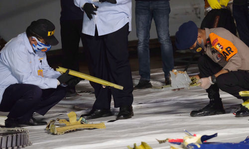 <p>Anggota Komite Nasional Keselamatan Transportasi (KNKT) memeriksa bagian pesawat Sriwijaya Air SJ182 rute Jakarta – Pontianak yang jatuh di perairan Pulau Seribu di Dermaga JICT, Tanjung Priok, Jakarta Utara, Minggu, 10 Januari 2021. Foto: Ismail Pohan/TrenAsia</p>
