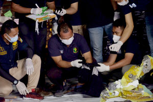 <p>Barang-barang penumpang pesawat Sriwijaya Air SJ182 rute Jakarta – Pontianak yang jatuh di perairan Pulau Seribu di Dermaga JICT, Tanjung Priok, Jakarta Utara, Minggu, 10 Januari 2021. Foto: Ismail Pohan/TrenAsia</p>
