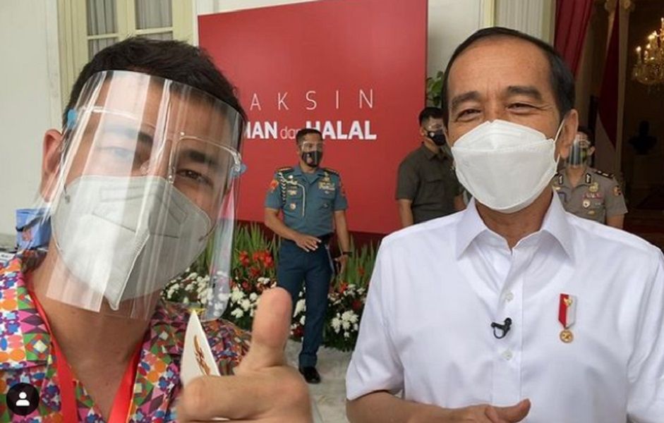 <p>Raffi Ahmad bersama Presiden Jokowi usai menjalani vaksinasi COVID-19 di Istana Kepresidenan, Rabu, 13 Januari 2021. / Instagram @Raffinagita1717</p>
