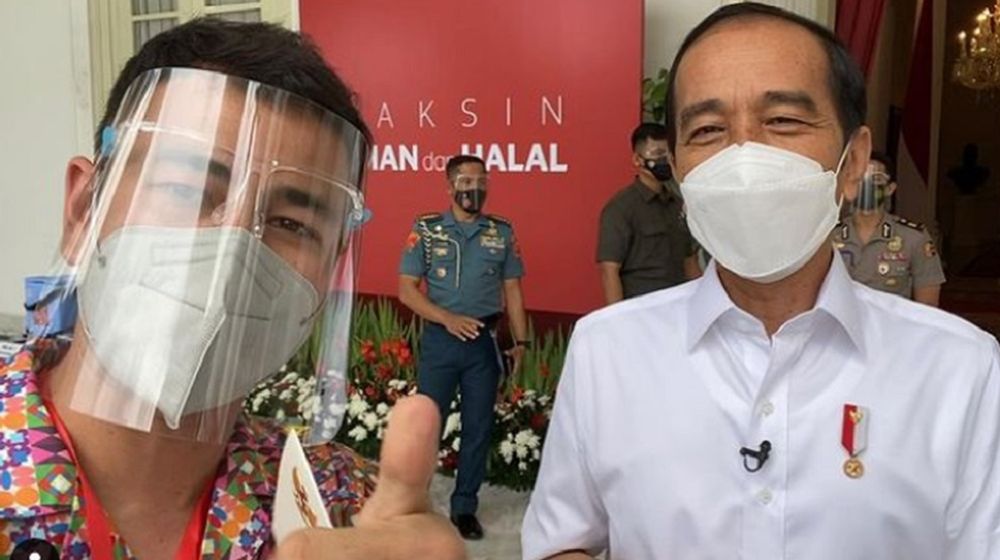 <p>Raffi Ahmad bersama Presiden Jokowi usai menjalani vaksinasi COVID-19 di Istana Kepresidenan, Rabu, 13 Januari 2021. / Instagram @Raffinagita1717</p>

