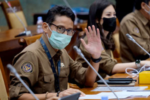 <p>Menteri Pariwisata dan Ekonomi Kreatif, Sandiaga Uno dan Wamen Angela Tanoesodibjo saat akan mengikuti Rapat Kerja dengan Komisi X DPR di komplek Parlemen Senayan, Jakarta, Kamis, 12 Januari 2021. Foto: Ismail Pohan/TrenAsia</p>
