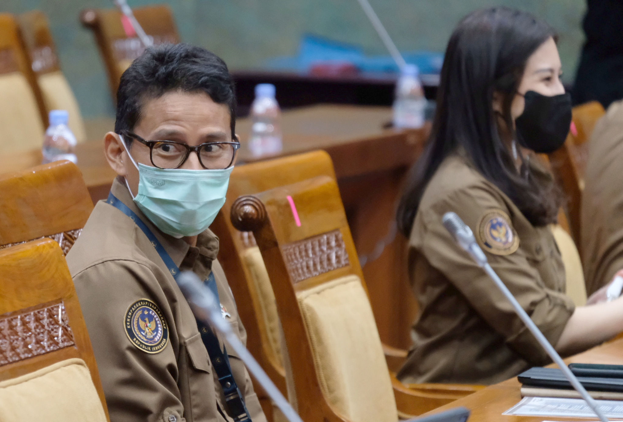 <p>Menteri Pariwisata dan Ekonomi Kreatif, Sandiaga Uno dan Wamen Angela Tanoesodibjo saat akan mengikuti Rapat Kerja dengan Komisi X DPR di komplek Parlemen Senayan, Jakarta, Kamis, 12 Januari 2021. Foto: Ismail Pohan/TrenAsia</p>
