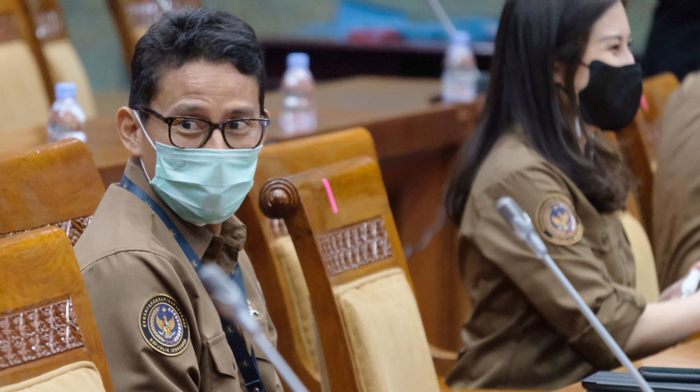 <p>Menteri Pariwisata dan Ekonomi Kreatif, Sandiaga Uno dan Wamen Angela Tanoesodibjo saat akan mengikuti Rapat Kerja dengan Komisi X DPR di komplek Parlemen Senayan, Jakarta, Kamis, 12 Januari 2021. Foto: Ismail Pohan/TrenAsia</p>
