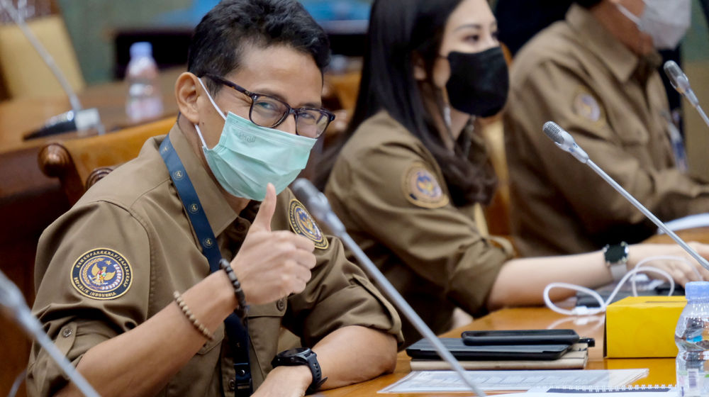 <p>Menteri Pariwisata dan Ekonomi Kreatif, Sandiaga Uno dan Wamen Angela Tanoesodibjo saat akan mengikuti Rapat Kerja dengan Komisi X DPR di komplek Parlemen Senayan, Jakarta, Kamis, 12 Januari 2021. Foto: Ismail Pohan/TrenAsia</p>
