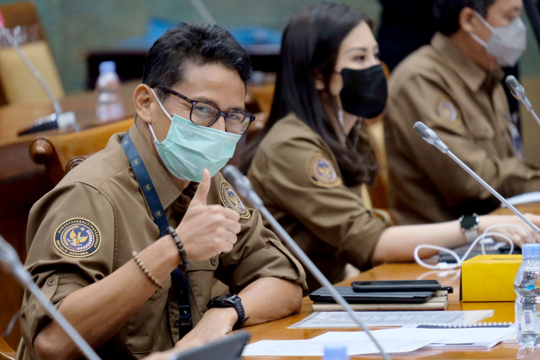 <p>Menteri Pariwisata dan Ekonomi Kreatif, Sandiaga Uno dan Wamen Angela Tanoesodibjo saat akan mengikuti Rapat Kerja dengan Komisi X DPR di komplek Parlemen Senayan, Jakarta, Kamis, 12 Januari 2021. Foto: Ismail Pohan/TrenAsia</p>
