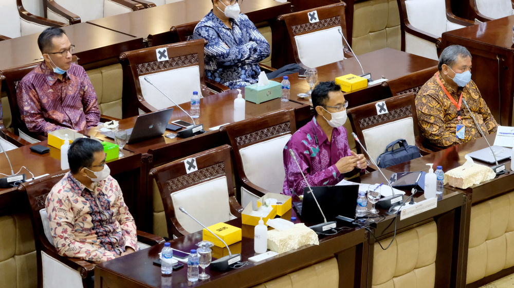 <p>Sekretaris Jenderal Asosiasi Fintech Pendanaan Bersama Indonesia (AFPI), Sunu Widyatmoko (tengah) bersama pengurus AFPI mengikuti Rapat Dengar Pendapat Umum (RDPU) Asosiasi Fintech dengan Komisi XI DPR, di komplek Parlemen Senayaan, Jakarta, Kamis, 14 Januari 2021. Foto: Ismail Pohan/TrenAsia</p>
