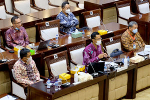 <p>Sekretaris Jenderal Asosiasi Fintech Pendanaan Bersama Indonesia (AFPI), Sunu Widyatmoko (tengah) bersama pengurus AFPI mengikuti Rapat Dengar Pendapat Umum (RDPU) Asosiasi Fintech dengan Komisi XI DPR, di komplek Parlemen Senayaan, Jakarta, Kamis, 14 Januari 2021. Foto: Ismail Pohan/TrenAsia</p>