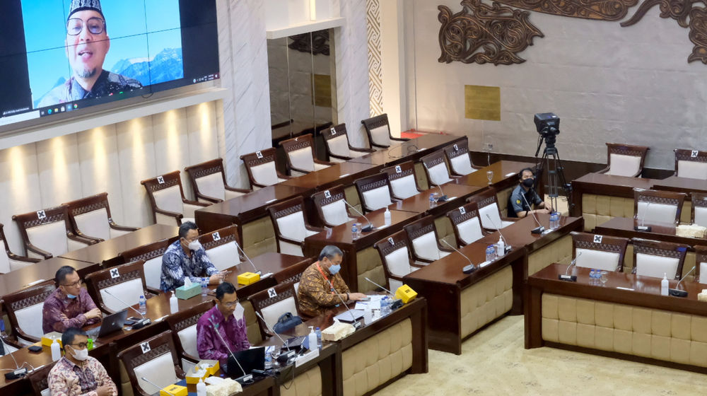 <p>Sekretaris Jenderal Asosiasi Fintech Pendanaan Bersama Indonesia (AFPI), Sunu Widyatmoko (tengah) bersama pengurus APFI mengikuti Rapat Dengar Pendapat Umum (RDPU) Asosiasi Fintech dengan Komisi XI DPR, di komplek Parlemen Senayaan, Jakarta, Kamis, 14 Januari 2021. Foto: Ismail Pohan/TrenAsia</p>
