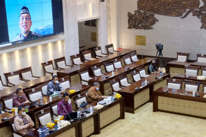 <p>Sekretaris Jenderal Asosiasi Fintech Pendanaan Bersama Indonesia (AFPI), Sunu Widyatmoko (tengah) bersama pengurus APFI mengikuti Rapat Dengar Pendapat Umum (RDPU) Asosiasi Fintech dengan Komisi XI DPR, di komplek Parlemen Senayaan, Jakarta, Kamis, 14 Januari 2021. Foto: Ismail Pohan/TrenAsia</p>