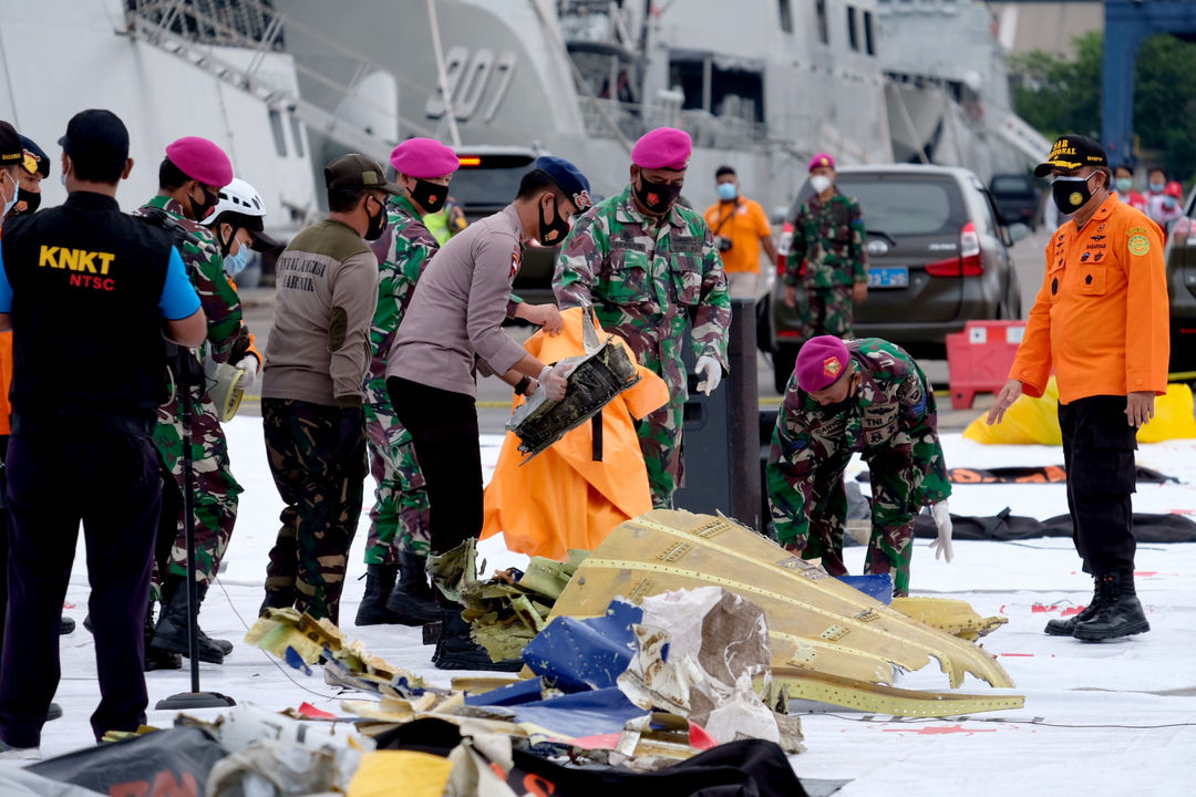 <p>Petugas gabungan meletakkan serpihan pesawat di Posko Evakuasi jatuhnya pesawat Sriwijaya Air SJ182 rute Jakarta &#8211; Pontianak di Dermaga JICT, Tanjung Priok, Jakarta Utara, Minggu, 10 Januari 2021. Foto: Ismail Pohan/TrenAsia</p>
