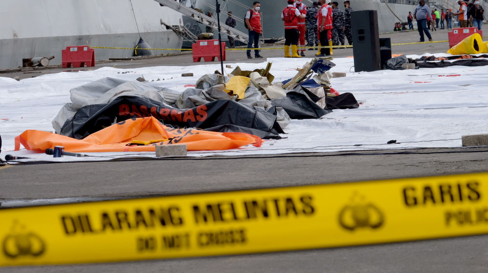 <p>Tampak serpihan pesawat di Posko Evakuasi jatuhnya pesawat Sriwijaya Air SJ182 rute Jakarta – Pontianak di Dermaga JICT, Tanjung Priok, Jakarta Utara, Minggu, 10 Januari 2021. Foto: Ismail Pohan/TrenAsia</p>
