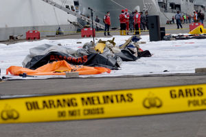 <p>Tampak serpihan pesawat di Posko Evakuasi jatuhnya pesawat Sriwijaya Air SJ182 rute Jakarta – Pontianak di Dermaga JICT, Tanjung Priok, Jakarta Utara, Minggu, 10 Januari 2021. Foto: Ismail Pohan/TrenAsia</p>
