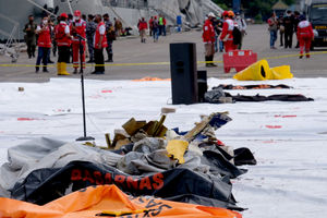 <p>Tampak serpihan pesawat di Posko Evakuasi jatuhnya pesawat Sriwijaya Air SJ182 rute Jakarta – Pontianak di Dermaga JICT, Tanjung Priok, Jakarta Utara, Minggu, 10 Januari 2021. Foto: Ismail Pohan/TrenAsia</p>