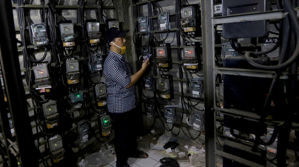 <p>Warga penghuni rusun melakukan pengisian token listrik melalui gawai di gudang instalasi meter listrik Rumah Susun (Rusun) Benhil 2, Penjernihan, Jakarta Selatan, Jum’at, 8 Januari 2021. Foto: Ismail Pohan/TrenAsia</p>
