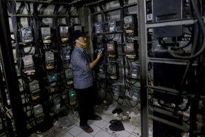 <p>Warga penghuni rusun melakukan pengisian token listrik melalui gawai di gudang instalasi meter listrik Rumah Susun (Rusun) Benhil 2, Penjernihan, Jakarta Selatan, Jum’at, 8 Januari 2021. Foto: Ismail Pohan/TrenAsia</p>
