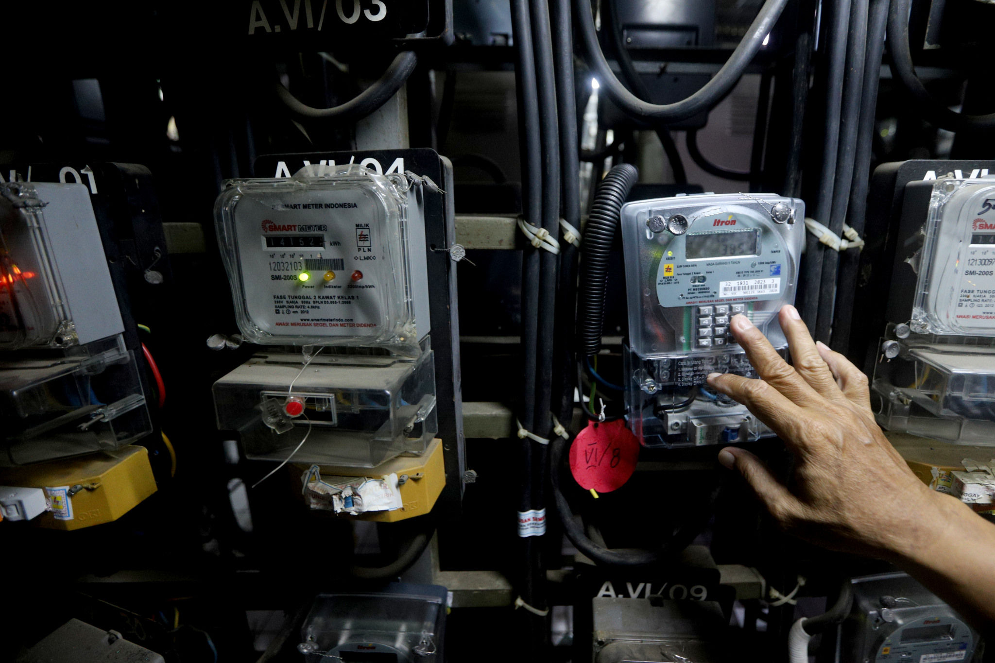 <p>Warga penghuni rusun memasukkan nomer pengisian token listrik di gudang instalasi meter listrik Rumah Susun (Rusun) Benhil 2, Penjernihan, Jakarta Selatan, Jum&#8217;at, 8 Januari 2021. Foto: Ismail Pohan/TrenAsia</p>
