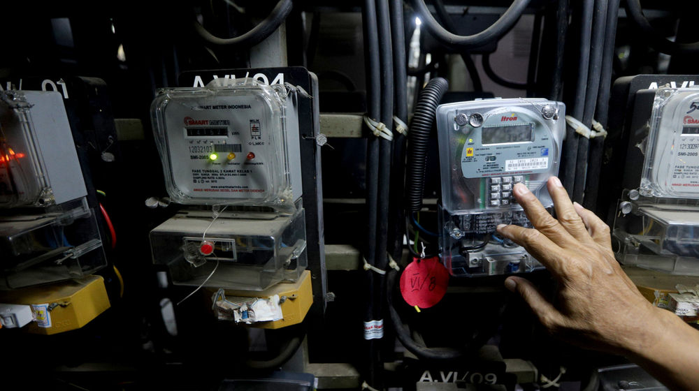 <p>Warga penghuni rusun memasukkan nomer pengisian token listrik di gudang instalasi meter listrik Rumah Susun (Rusun) Benhil 2, Penjernihan, Jakarta Selatan, Jum’at, 8 Januari 2021. Foto: Ismail Pohan/TrenAsia</p>
