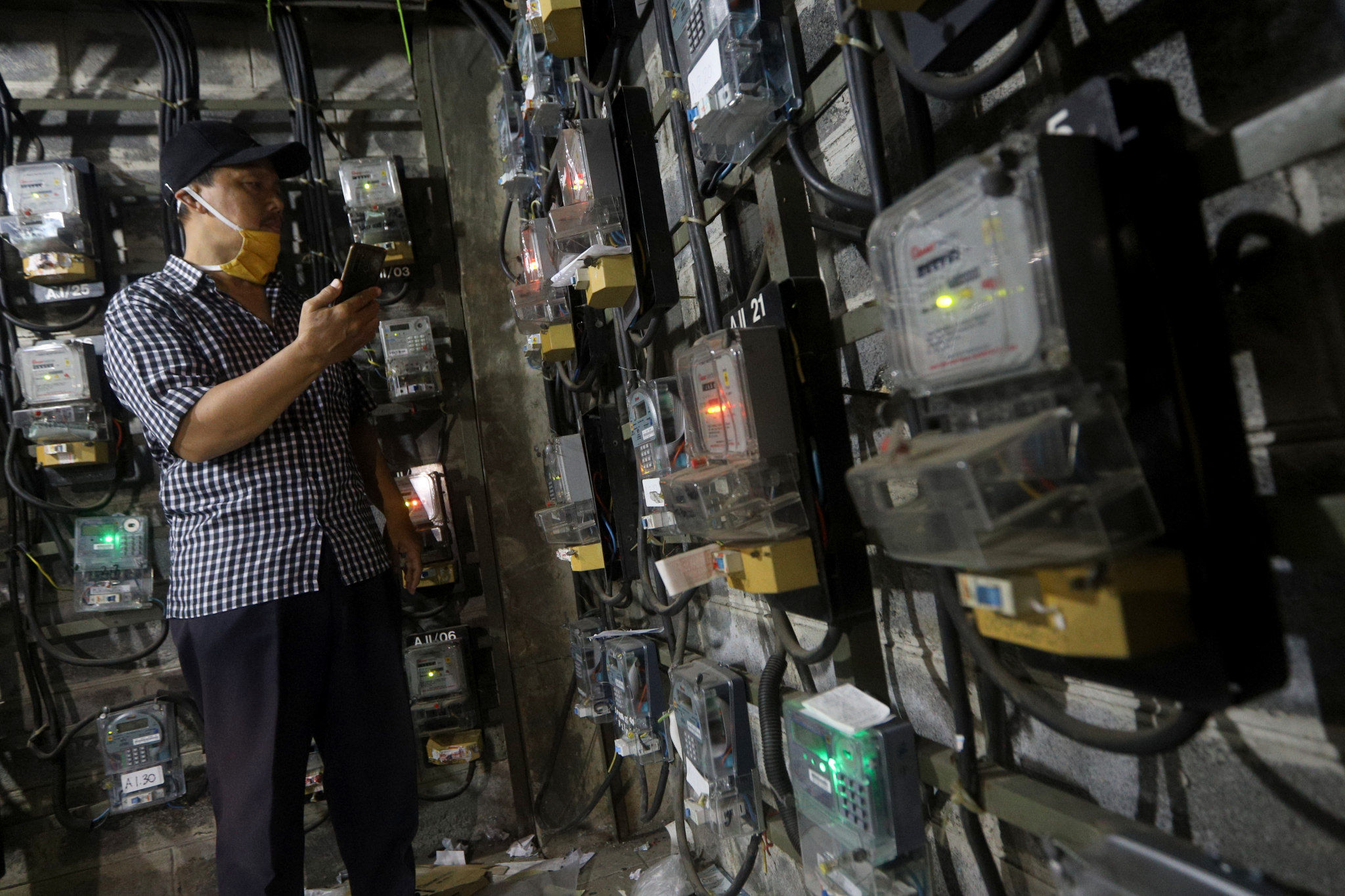 <p>Warga penghuni rusun melakukan pengisian token listrik melalui gawai di gudang instalasi meter listrik Rumah Susun (Rusun) Benhil 2, Penjernihan, Jakarta Selatan, Jum&#8217;at, 8 Januari 2021. Foto: Ismail Pohan/TrenAsia</p>
