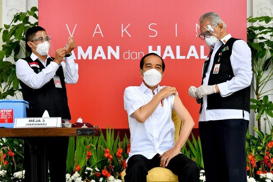 <p>Presiden Joko Widodo menjadi individu pertama yang mendapat vaksin Sinovac / Dok. BPMI Setpres</p>
