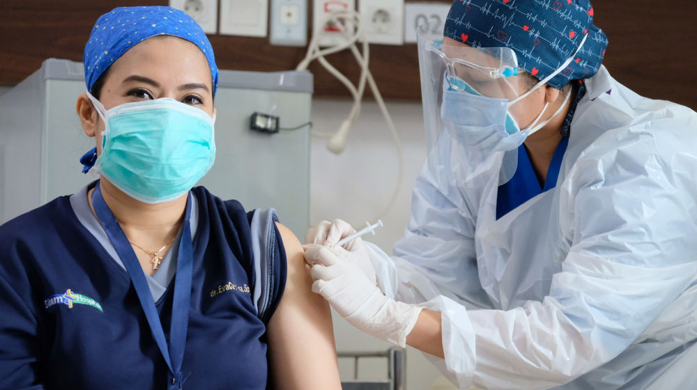 <p>Seorang dokter menjalani penyuntikan vaksin COVID-19 di RS Siloam TB Simatupang, Jakarta, Kamis, 14 Januari 2021.Foto: Ismail Pohan/TrenAsia</p>
