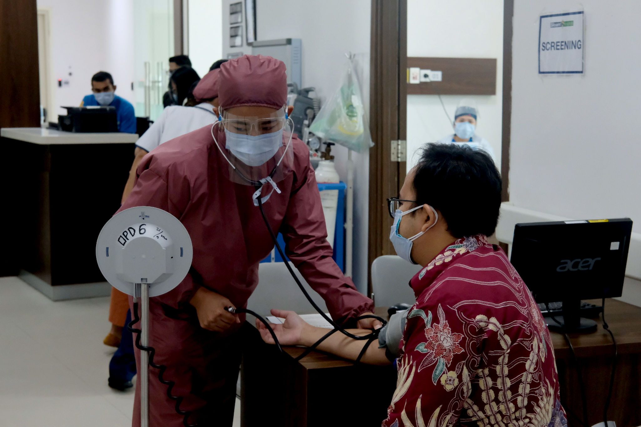 <p>Petugas kesehatan menjalani proses screening sebelum mengikuti penyuntikan vaksin COVID-19 di RS Siloam TB Simatupang, Jakarta, Kamis, 14 Januari 2021.Foto: Ismail Pohan/TrenAsia</p>
