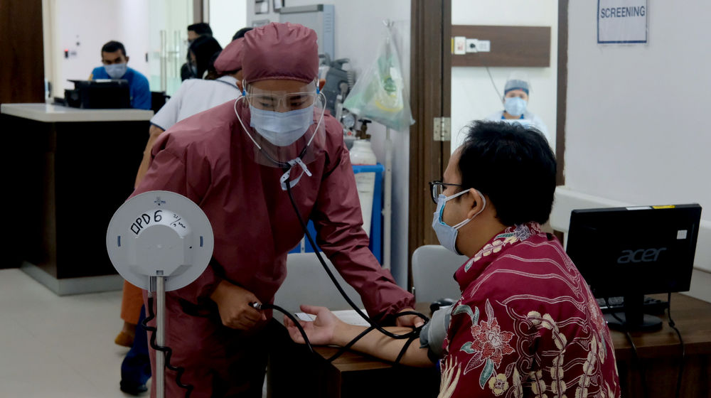 <p>Petugas kesehatan menjalani proses screening sebelum mengikuti penyuntikan vaksin COVID-19 di RS Siloam TB Simatupang, Jakarta, Kamis, 14 Januari 2021.Foto: Ismail Pohan/TrenAsia</p>
