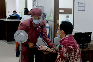 <p>Petugas kesehatan menjalani proses screening sebelum mengikuti penyuntikan vaksin COVID-19 di RS Siloam TB Simatupang, Jakarta, Kamis, 14 Januari 2021.Foto: Ismail Pohan/TrenAsia</p>
