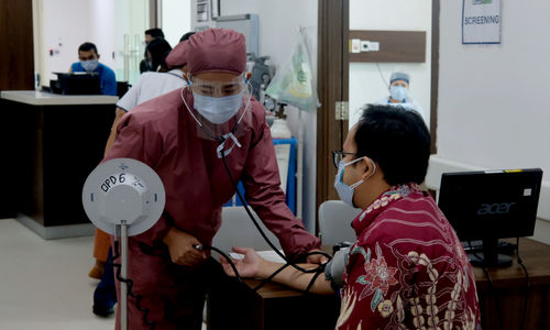 <p>Petugas kesehatan menjalani proses screening sebelum mengikuti penyuntikan vaksin COVID-19 di RS Siloam TB Simatupang, Jakarta, Kamis, 14 Januari 2021.Foto: Ismail Pohan/TrenAsia</p>
