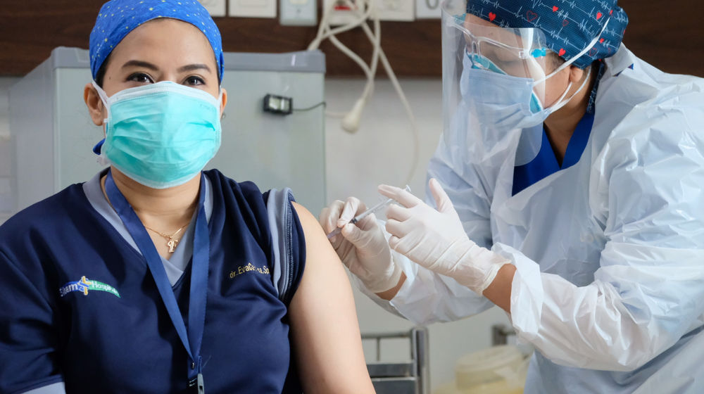 <p>Seorang dokter menjalani penyuntikan vaksin COVID-19 di RS Siloam TB Simatupang, Jakarta, Kamis, 14 Januari 2021.Foto: Ismail Pohan/TrenAsia</p>
