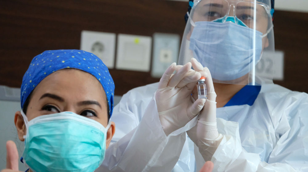 <p>Seorang dokter usai penyuntikan vaksin COVID-19 di RS Siloam TB Simatupang, Jakarta, Kamis, 14 Januari 2021.Foto: Ismail Pohan/TrenAsia</p>
