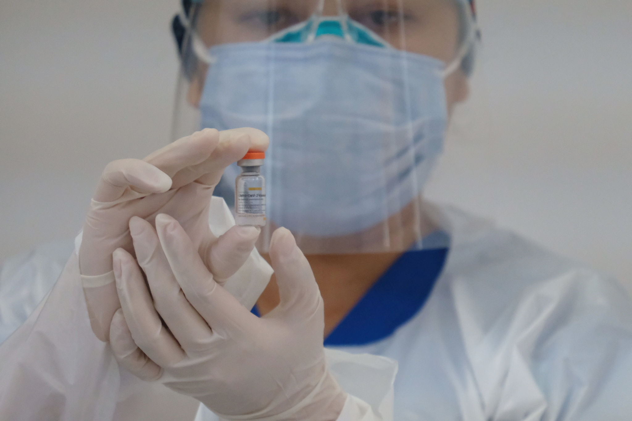 <p>Petugas medis menunjukkan vaksin COVID-19 produksi Sinovac sebelum dilakukan penyuntikan kepada tenaga kesehatan di RS Siloam TB Simatupang, Jakarta, Kamis, 14 Januari 2021.Foto: Ismail Pohan/TrenAsia</p>

