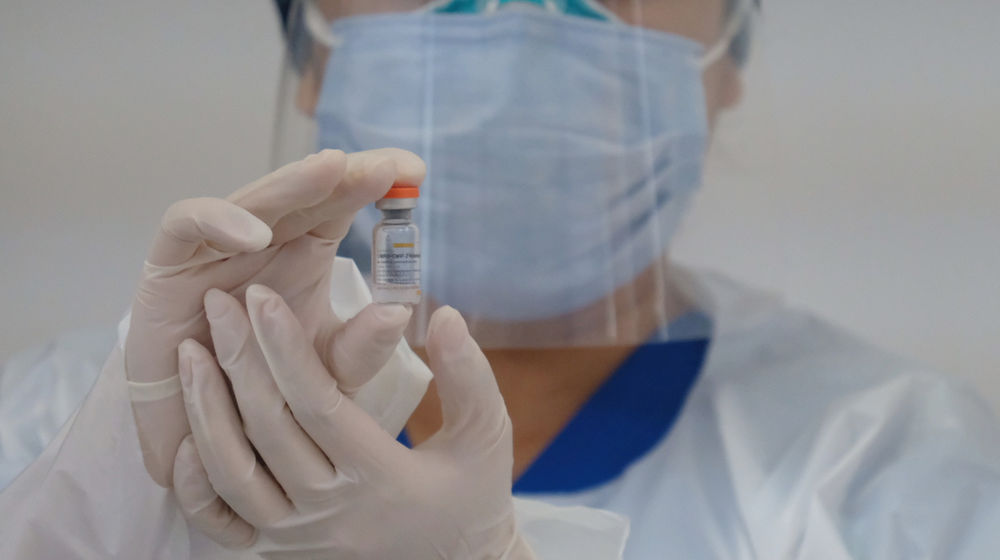 <p>Petugas medis menunjukkan vaksin COVID-19 produksi Sinovac sebelum dilakukan penyuntikan kepada tenaga kesehatan di RS Siloam TB Simatupang, Jakarta, Kamis, 14 Januari 2021.Foto: Ismail Pohan/TrenAsia</p>
