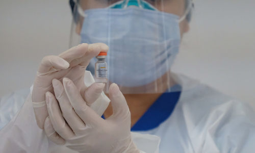 <p>Petugas medis menunjukkan vaksin COVID-19 produksi Sinovac sebelum dilakukan penyuntikan kepada tenaga kesehatan di RS Siloam TB Simatupang, Jakarta, Kamis, 14 Januari 2021.Foto: Ismail Pohan/TrenAsia</p>
