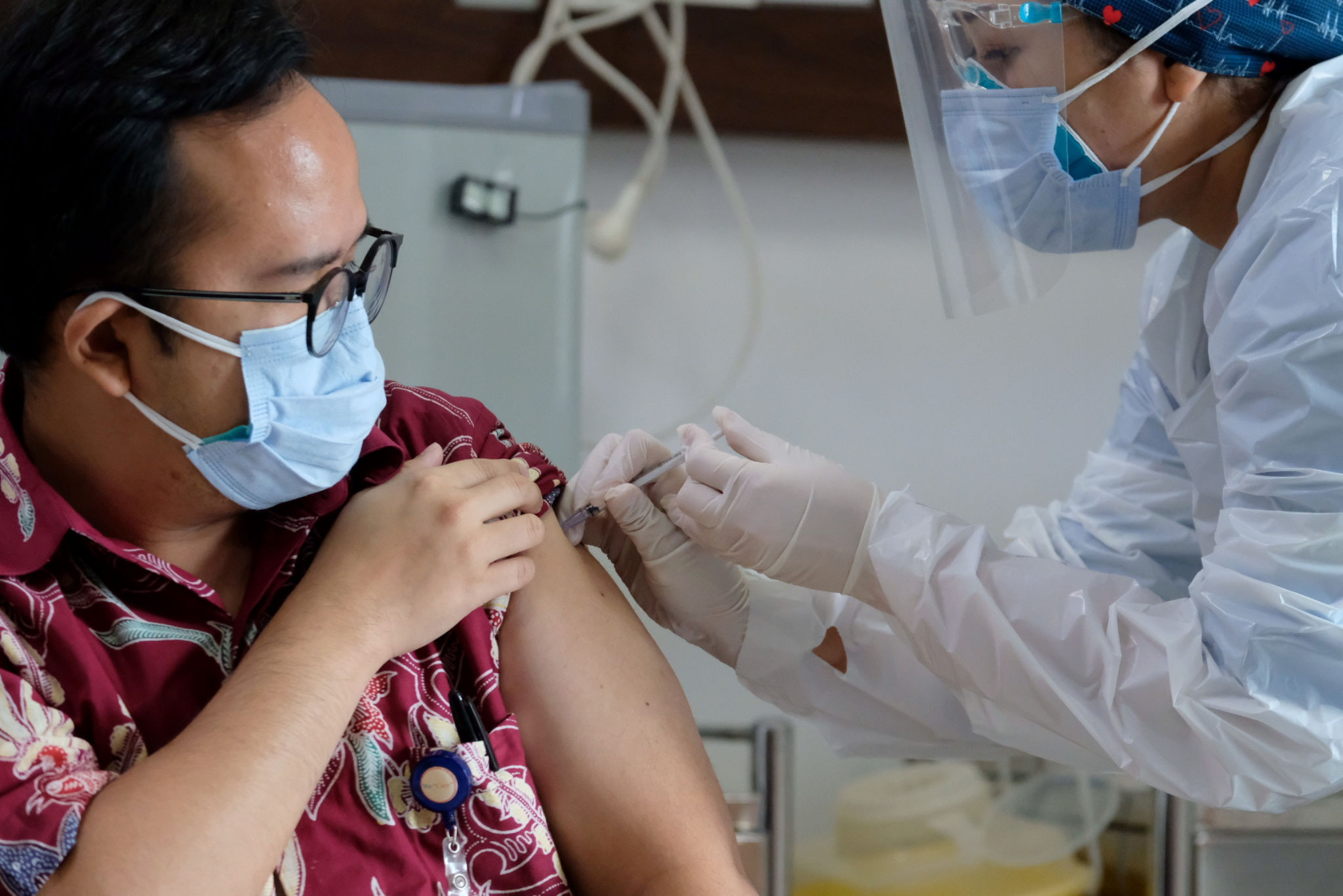 <p>Petugas medis menyuntikkan vaksin Covid-19 kepada tenaga kesehatan di RS Siloam TB Simatupang, Jakarta, Kamis, 14 Januari 2021.Foto: Ismail Pohan/TrenAsia</p>

