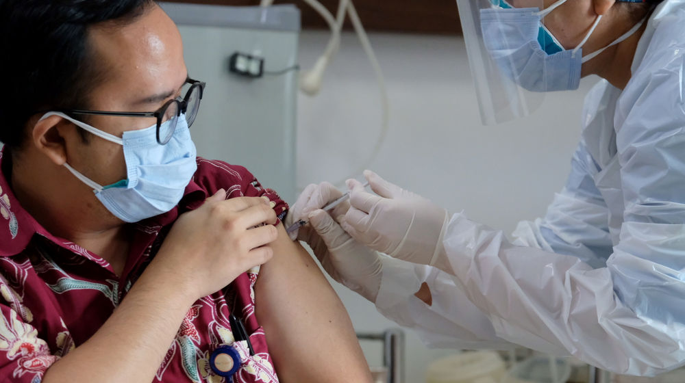 <p>Petugas medis menyuntikkan vaksin Covid-19 kepada tenaga kesehatan di RS Siloam TB Simatupang, Jakarta, Kamis, 14 Januari 2021.Foto: Ismail Pohan/TrenAsia</p>
