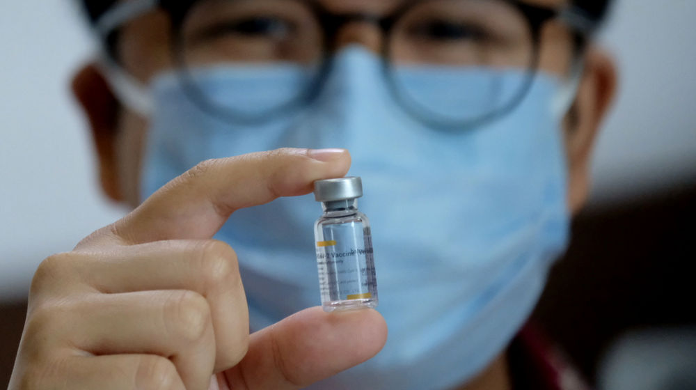 <p>Tenaga kesehatan menunjukkan vaksin COVID-19 produksi Sinovac usai dilakukan penyuntikan di RS Siloam TB Simatupang, Jakarta, Kamis, 14 Januari 2021.Foto: Ismail Pohan/TrenAsia</p>
